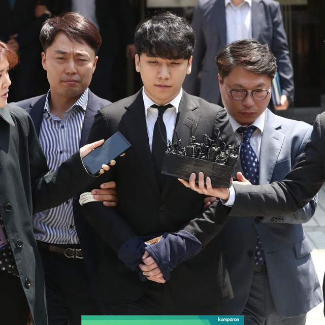 Dengan tangan diborgol, Seungri BIGBANG (tengah) berjalan keluar setelah menghadiri sidang di Pengadilan Distrik Pusat Seoul. Foto: Getty Images/Chung Sung-Jun