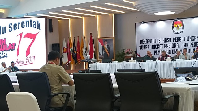 Saksi BPN 02, Azis Subekti hadir dalam rapat pleno rekapitulasi nasional KPU RI. Foto: Fadjar Hadi/kumparan