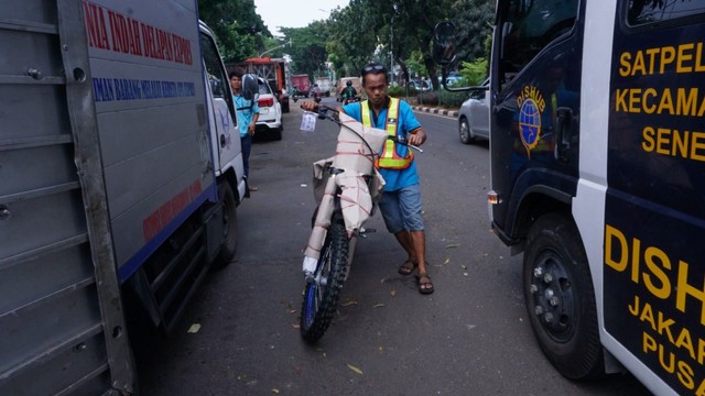Paket Motor di Stasiun Senen