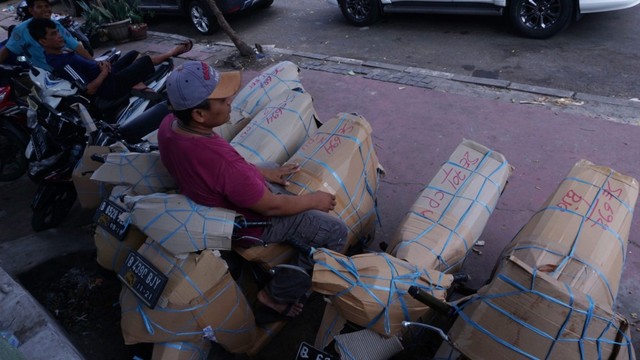 Paket Motor di Stasiun Senen