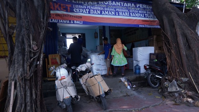 Paket Motor di Stasiun Senen