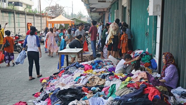 Korban kebakaran Kampung Bandan, Jakarta Utara sedang memilih pakaian bekas di lokasi pengungsian, Rabu (15/5). Foto: Nugroho Sejati/kumparan