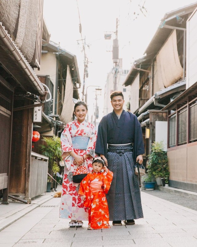 Glenn Alinskie, Chelsea Olivia, dan Nastusha mengenakan yukata saat berada di Jepang. Foto: Instagram @chelseaoliviaa