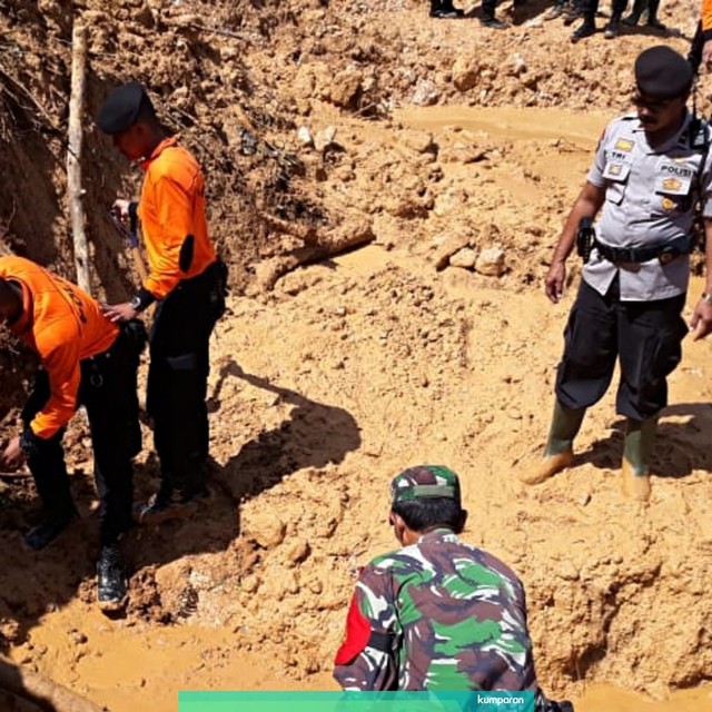 Proses Evakuasi dua Penambang Liar yang Tertimbun Longsor di Desa Bantarkaret, Kabupaten Bogor, Rabu (15/5). Foto: Dok. Polres Bogor