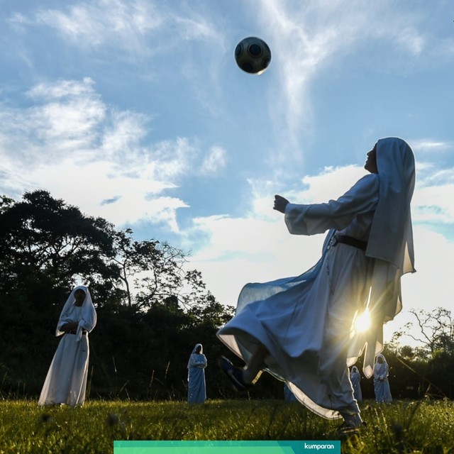 Ilustrasi sepak bola biarawati. Foto: AFP/Luis Robayo