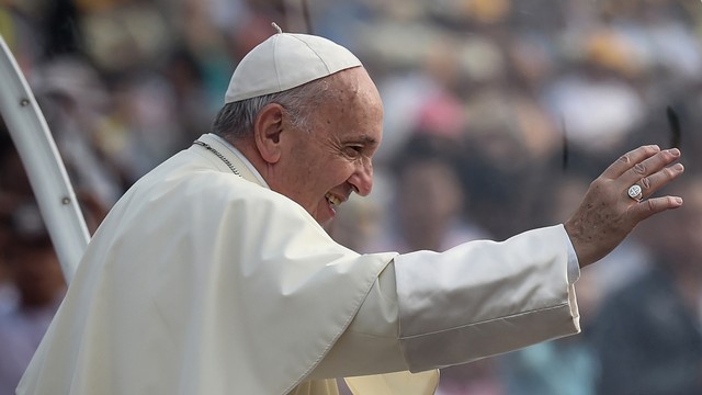 Paus Fransiskus dalam kunjungannya ke Myanmar. Foto: AFP/Lillian Suwanrumpha