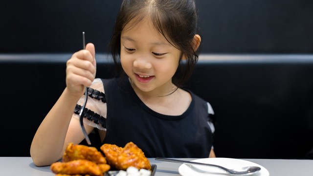 Lebih baik mana, ayam atau daging untuk menu sahur anak? Foto: Shutter Stock