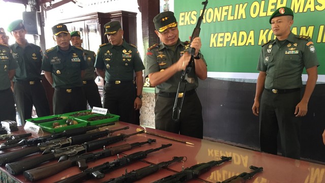 Panglima Kodam Iskandar Muda (Pangdam IM) Mayjen TNI Teguh Arief Indratmoko, menerima 12 senjata api aktif sisa konflik Aceh beserta amunisi 445 butir yang diserahkan oleh warga secara sukarela. Foto: Zuhri Noviandi/kumparan