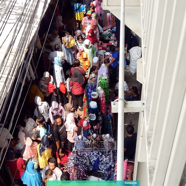 Suasana trotoar Pasar Tanah Abang yang dipenuhi lapak-lapak PKL, Rabu (15/5). Foto: Maulana Ramadhan/kumparan