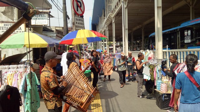 Suasana trotoar Pasar Tanah Abang yang dipenuhi lapak-lapak PKL, Rabu (15/5). Foto: Maulana Ramadhan/kumparan