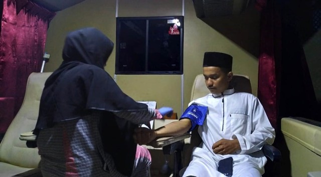 Petugas PMI mengambil darah pendonor jemaah tarawih di Masjid Ulee Kareng, Banda Aceh. Foto: Adi Warsidi/acehkini
