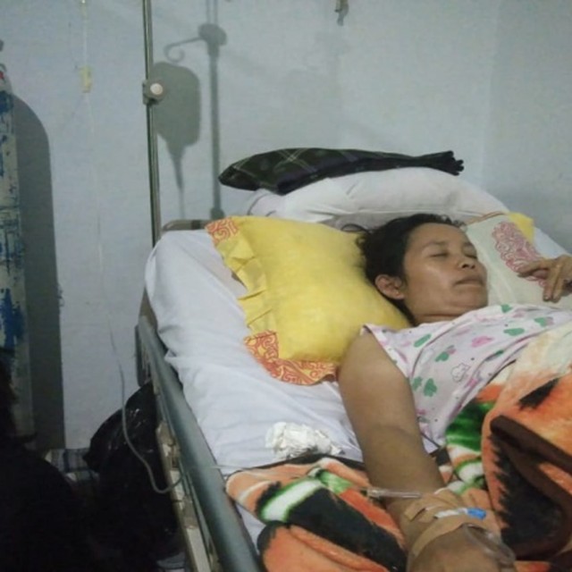 Ernita Paseno terbaring lemah, saat dirawat di Rumah Sakit di Makassar (Makassar Indeks).
