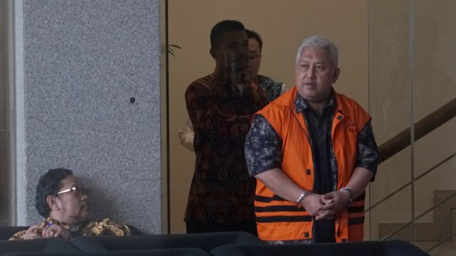 Manager Director PT. Rohde and Schwarz Indonesia, Erwin Arief (kanan) menjalani pemeriksaan di gedung KPK, Jakarta, Rabu (15/5). Foto: Fanny Kusumawardhani/kumparan