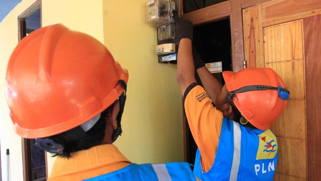 Petugas PLN mengganti meteran listrik di Kecamatan Pangalengan, Kabupaten Bandung, Rabu (15/5/2019). Foto: Irfan Adi Saputra/kumparan