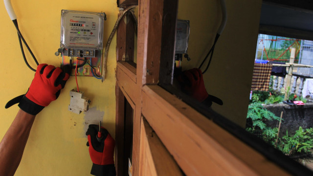 Petugas PLN mengganti meteran listrik. Foto: Irfan Adi Saputra/kumparan