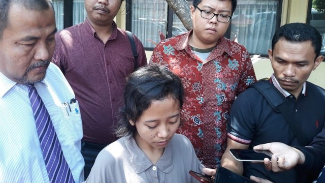 Pembantu rumah tangga korban penganiayaan saat berada di Polda Bali, Rabu (15/5) - kanalbali/LSU