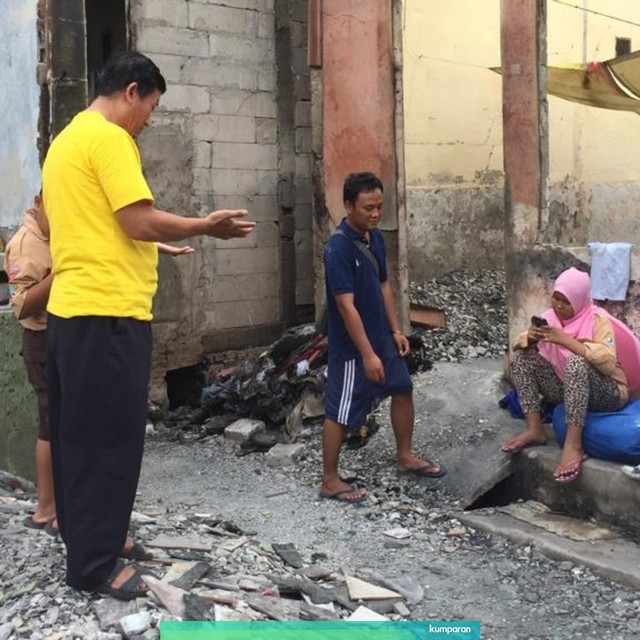 Sejumlah korban kebakaran di Permukiman Kampung Bandan sedang membersihkan puing-puing rumah mereka. Foto: Muhammad Darisman/kumparan