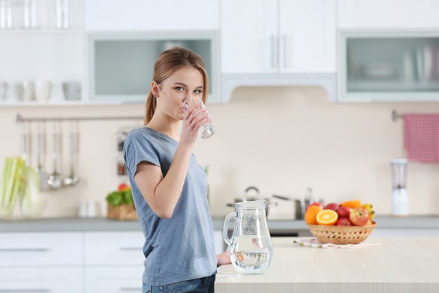 Ilustrasi minum air putih Foto: Shutterstock