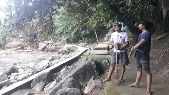 Tim KPH Tabalong meninjau potensi wisata alam di Desa Riam Kinarum, Kecamatan Upau, Kabupaten Tabalong, Kalsel pada 13 Mei 2019. Foto: Dishut Kalsel