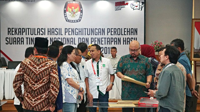 Komisioner KPU Ilham Saputra, disaksikan sejumlah petugas membuka rekapitulasi suara Provinsi Jawa Tengah. Foto: Nugroho Sejati/kumparan