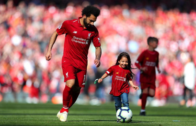 Mohamed Salah menggiring bola bersama putrinya. (Foto: Getty Images)