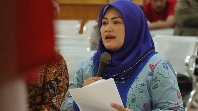 Bupati Bekasi nonaktif Neneng Hasanah Yasin saat membacakan pledoi di Gedung Pengadilan Tipikor Bandung, Rabu (15/5). (Ananda Gabriel)
