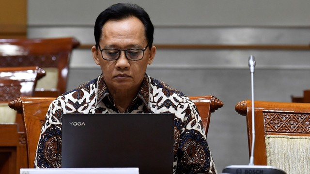 Calon Hakim Agung Ridwan Mansyur menyelesaikan pembuatan makalah di ruang rapat Komisi III DPR, Kompleks Parlemen Senayan, Jakarta, Rabu (15/5). Foto: ANTARA FOTO/Puspa Perwitasari