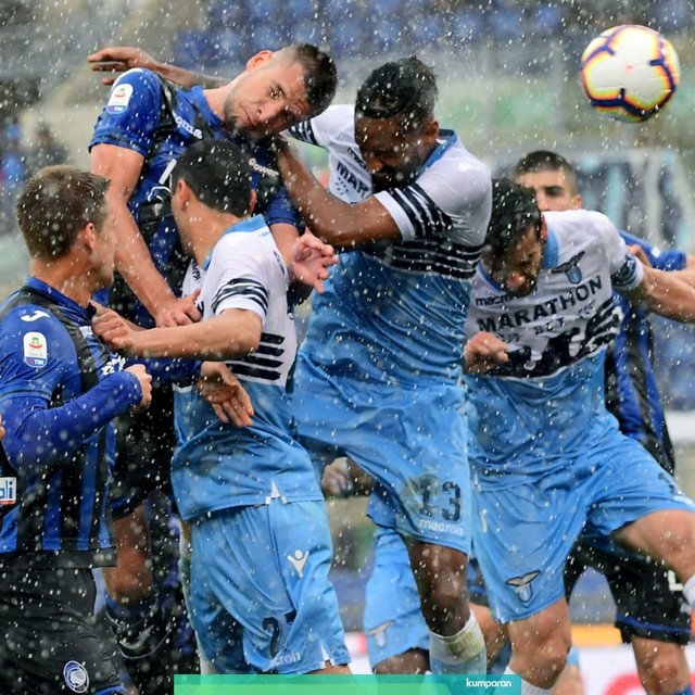 Kemelut di pertandingan Serie A antara Lazio dan Atalanta. Foto: AFP/Vincenzo Pinto