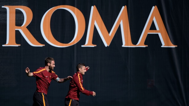 De Rossi-Totti, Red-Andy untuk AS Roma. Foto: FILIPPO MONTEFORTE / AFP