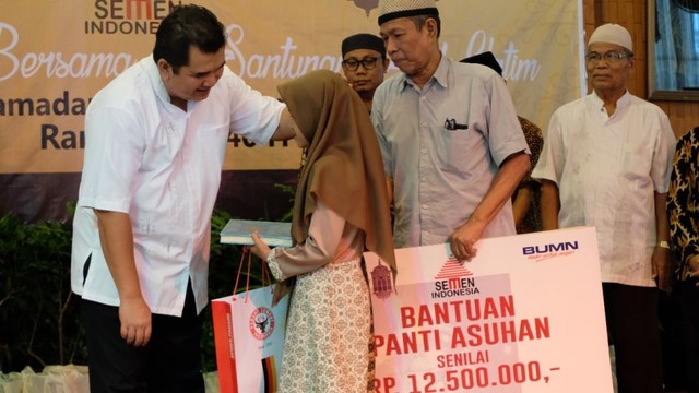 Penyerahan bantuan untuik panti asuhan di Padang oleh manajemen Semen Indonesia. (IST)