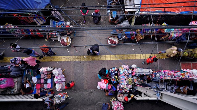 Pedagang kaki lima di trotoar Tanah Abang. Foto: Jamal Ramadhan/kumparan