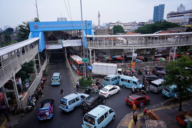 Lalu lintas di sekitar Pasar Tanah Abang, Jakarta Pusat. Foto: Jamal Ramadhan/kumparan