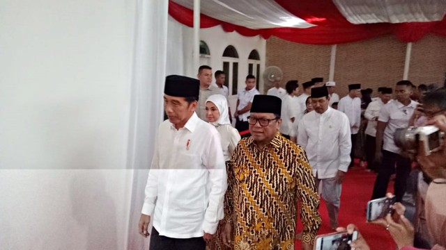 Presiden Jokowi berjalan bersama Oesman Sapta Odang. Foto: Fachrian Saleh/kumparan