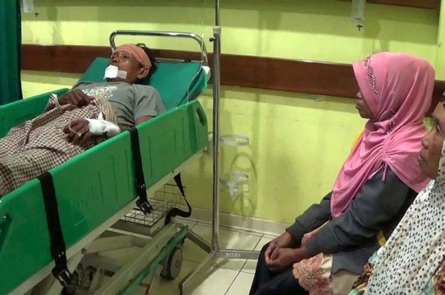 Junadi (39), korban begal harus menjalani perawatan intensif di RSUD Cideres, Kabupaten Majalengka, Jawa Barat, Rabu (15/5). Korban kondisinya kritis akibat luka bacok. (Oki)