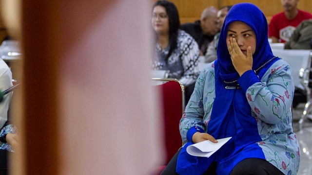 Terdakwa kasus dugaan suap perizinan proyek Meikarta Neneng Hasanah Yasin mengusap airmata usai membacakan nota pembelaan pada sidang lanjutan di Pengadilan Tipikor Bandung. Foto: Antara/Novrian Arbi
