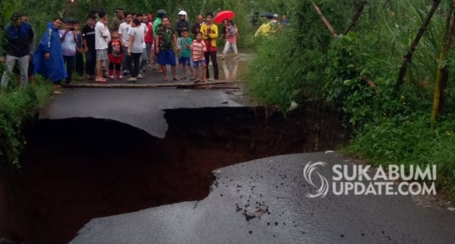 Jembatan Cileleuy di Kampung Cileleuy, Desa Sukatani, Kecamatan Parakansalak, putus sekitar pukul 15.00 WIB, Rabu (15/5/2019). | Sumber Foto: sukabumiupdate.com