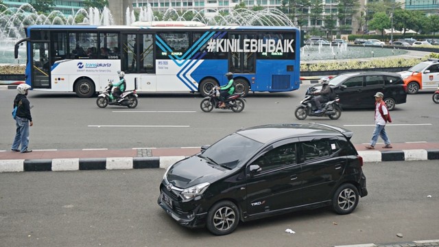 Kendaraan mobil milik WNA terparkir di dekat Jalan Jenderal Sudirman. Foto: Nugroho Sejati/kumparan