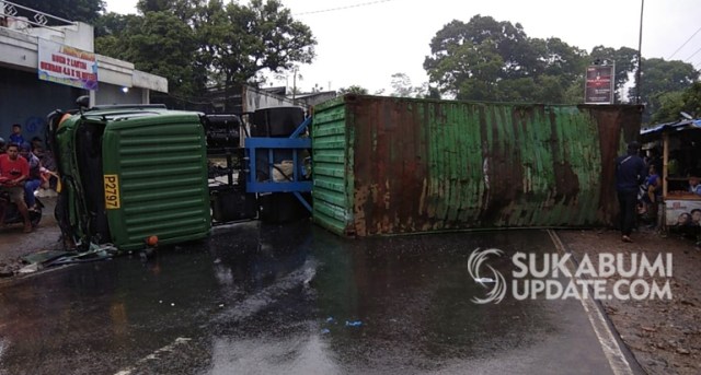 Kondisi kontainer melintang menutup jalan di Kampung Cipanggulaan, Desa Pondokasolandeuh, Kecamatan Parungkuda, Kabupaten Sukabumi, Rabu (15/5). | Sumber Foto:Rawin Soedaryanto
