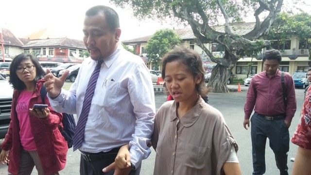Eka didampingi pengacaranya saat berada di Polda Bali, Rabu (15/5) - kanalbali/KAD