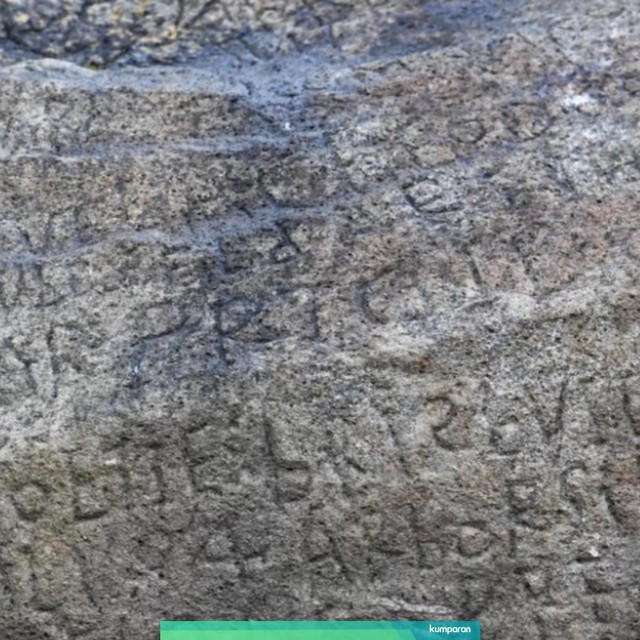 Sebuah batu bertuliskan kode rahasia berumur 230 tahun muncul di sebuah pantai di Prancis. Foto: AFP