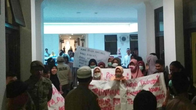 Sejumlah Tenaga Kontrak Daerah Rumah Sakit Umum (RSU) Sofifi menggelar aksi di Kantor Gubernur Maluku Utara. dok. Istimewa