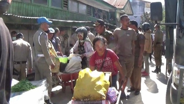 Satpol PP menertibkan pedagang sayur di Mamasa karena dianggap menggangu ketertiban dan arus lalu lintas di depan pasar lama Mamasa, Sulawesi Barat. Foto: Frendy
