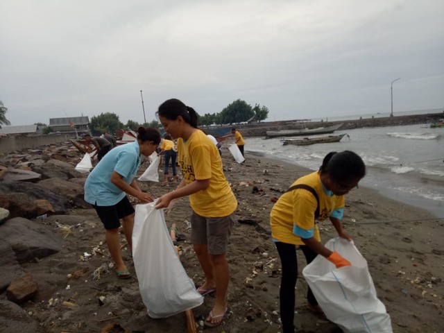 Komunitas Trash Hero bersama warga masyarakat membersihkan Pantai Nangadhero di Kabupaten Nagekeo beberapa waktu lalu. Foto oleh:florespedia/kumparan.com
