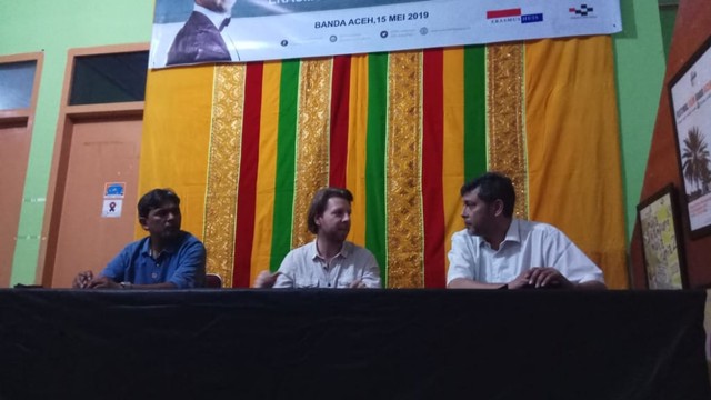 Pianis asal Belanda, Wouter Bergenhuizen, hadir pada konferensi pers di Komunitas Tikar Pandan, Banda Aceh, Rabu (15/5). Foto: Habil Razali/acehkini