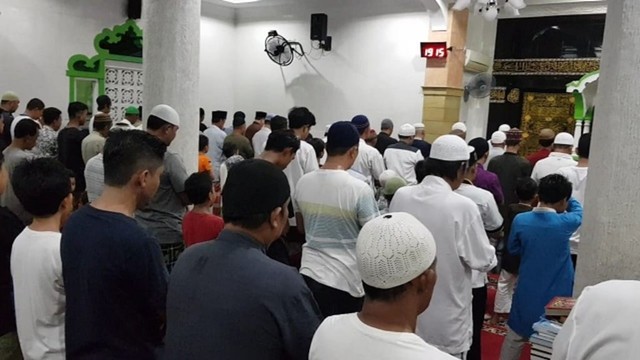masjid al ikhlas sholat tarawih.jpg