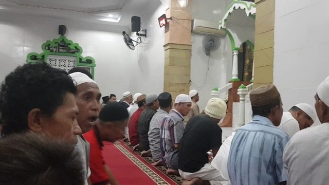 masjid al ikhlas sholat tarawih shalawat.jpg