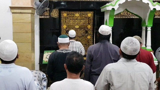 masjid al ikhlas imam sholat 8 rakaat.jpg