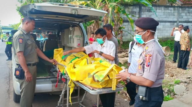 Jenazah korban Bonirah (80), warga Dusun Brabo Desa Tunggulrejo Kecamatan Singgahan Kabupaten Tuban yang ditemukan tewas di rumahnya, saat hendak di evakuasi ke RSUD Tuban. Rabu (15/05/2019)