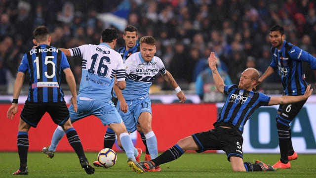 Duel antara Lazio dan Atalanta di final Coppa Italia. Foto: Alberto Lingria/Reuters