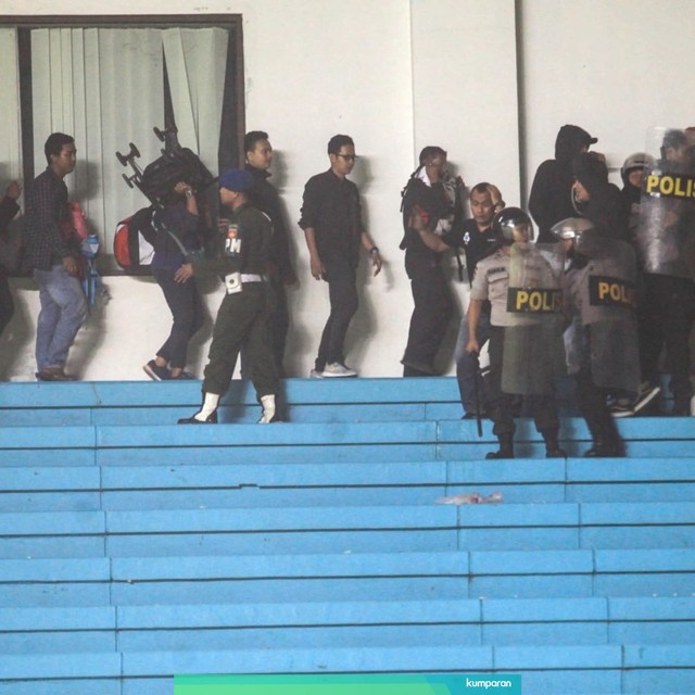Polisi mengamankan penonton saat terjadi kericuhan pendukung pada pertandingan PSS Sleman vs Arema. Foto: Andreas Fitri Atmoko/Antara